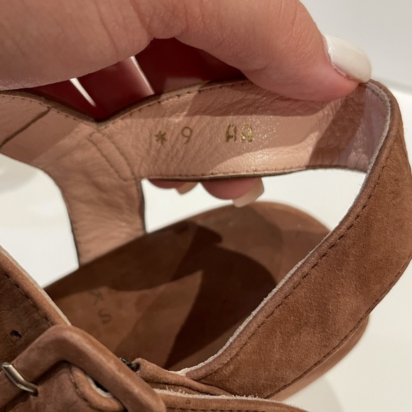 Barney’s New York Wedges - Picture 3 of 4